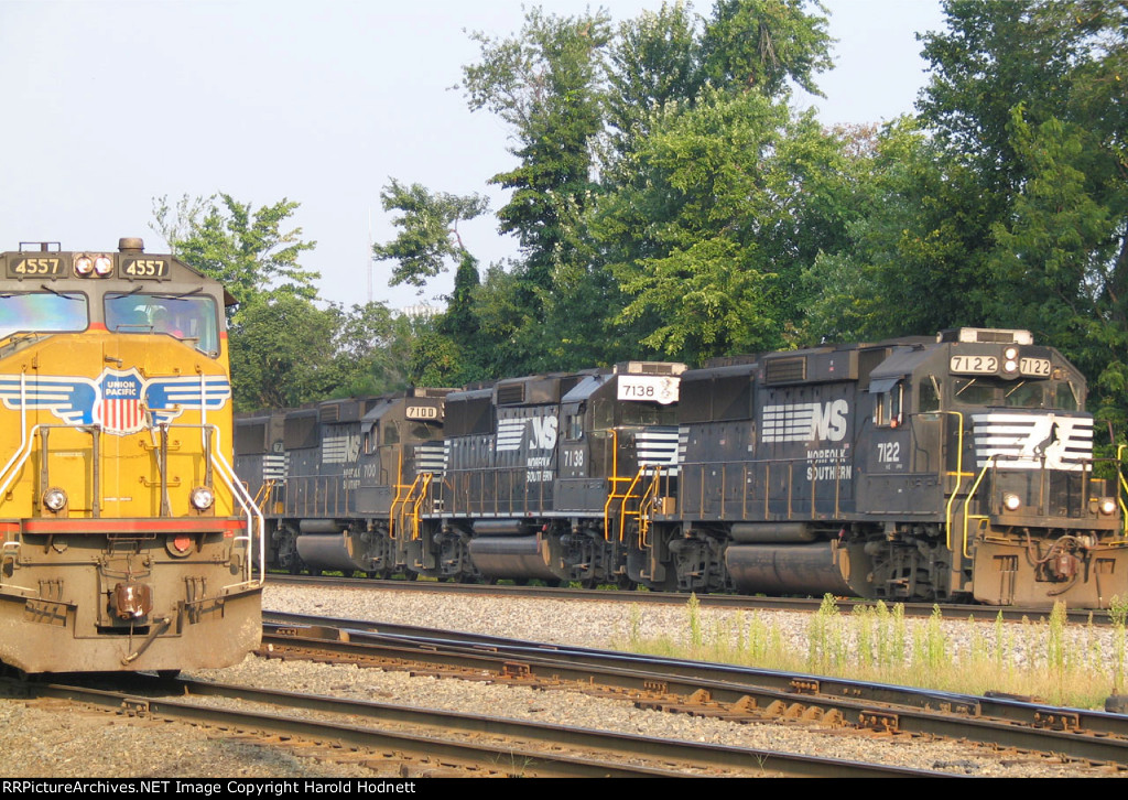 NS 7122 leads 3 other GP60's on train 214